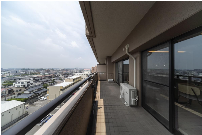 まるでカフェのような暮らしを、理想の場所で。 岡山市北区問屋町。この人気のエリアに、あなたの新しいライフスタイルを彩る特別な住まいが誕生しました。