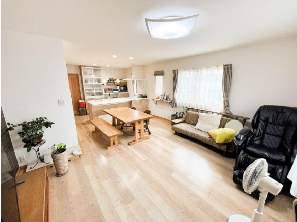 ライフデザインカバヤ施工のゆとりある注文住宅！太陽光発電により家計にも優しい物件.駅や病院も近く、生活に便利な好立地。