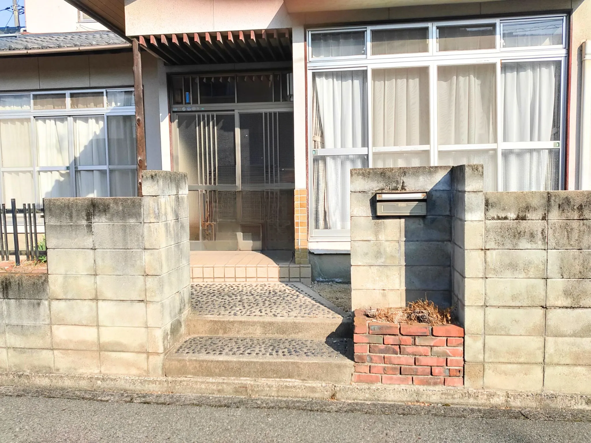 倉敷市黒崎【東南角地×利便性】日当たり良好!買い物施設が充実した、暮らしやすい閑静な住宅街。表示価格は「解体更地渡し」の価格です。現況渡し(建物がある状態)での引き渡しをご希望の場合は、価格のご相談に応じます。