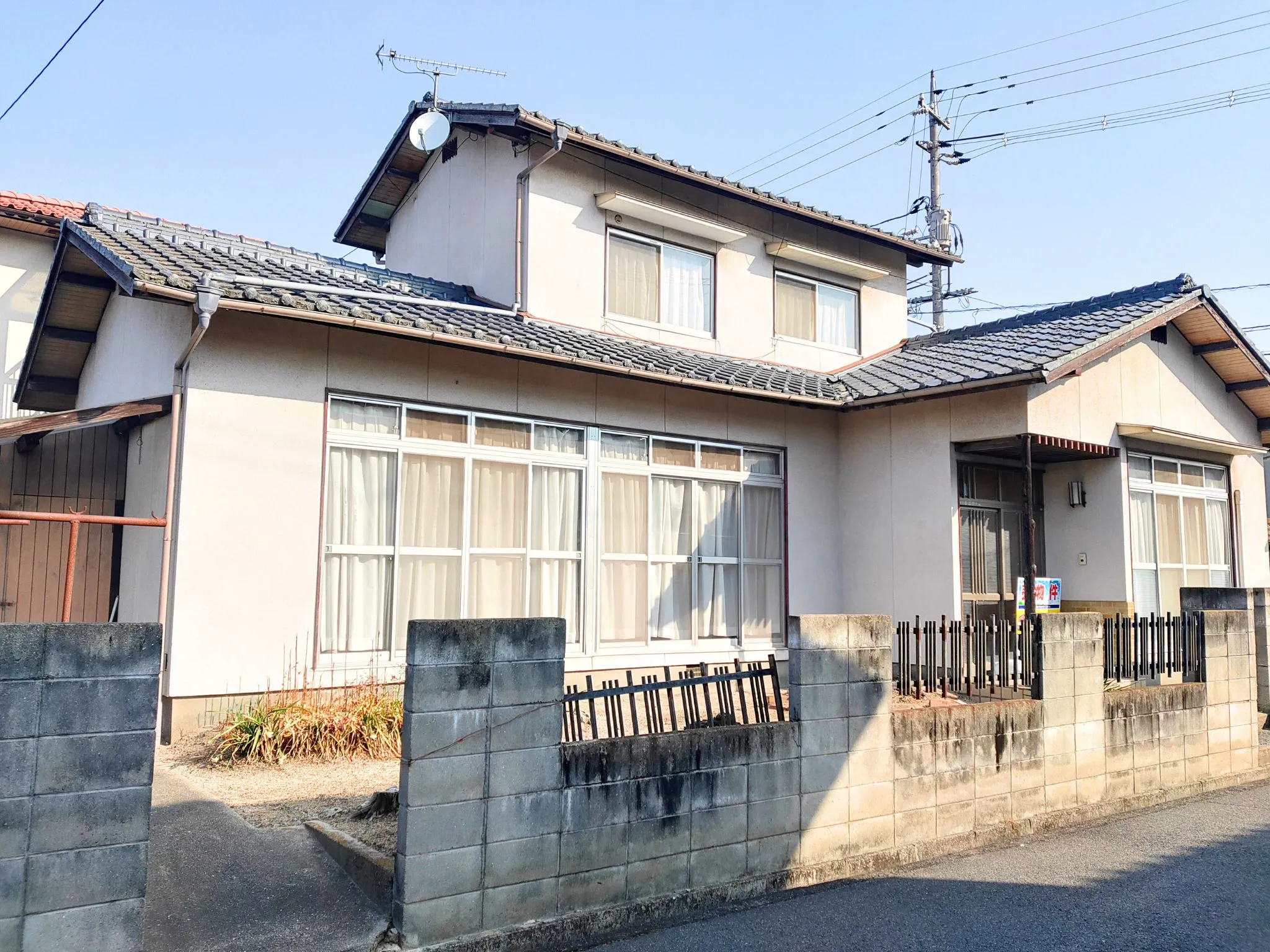 倉敷市黒崎【東南角地×利便性】日当たり良好!買い物施設が充実した、暮らしやすい閑静な住宅街。表示価格は「解体更地渡し」の価格です。現況渡し(建物がある状態)での引き渡しをご希望の場合は、価格のご相談に応じます。