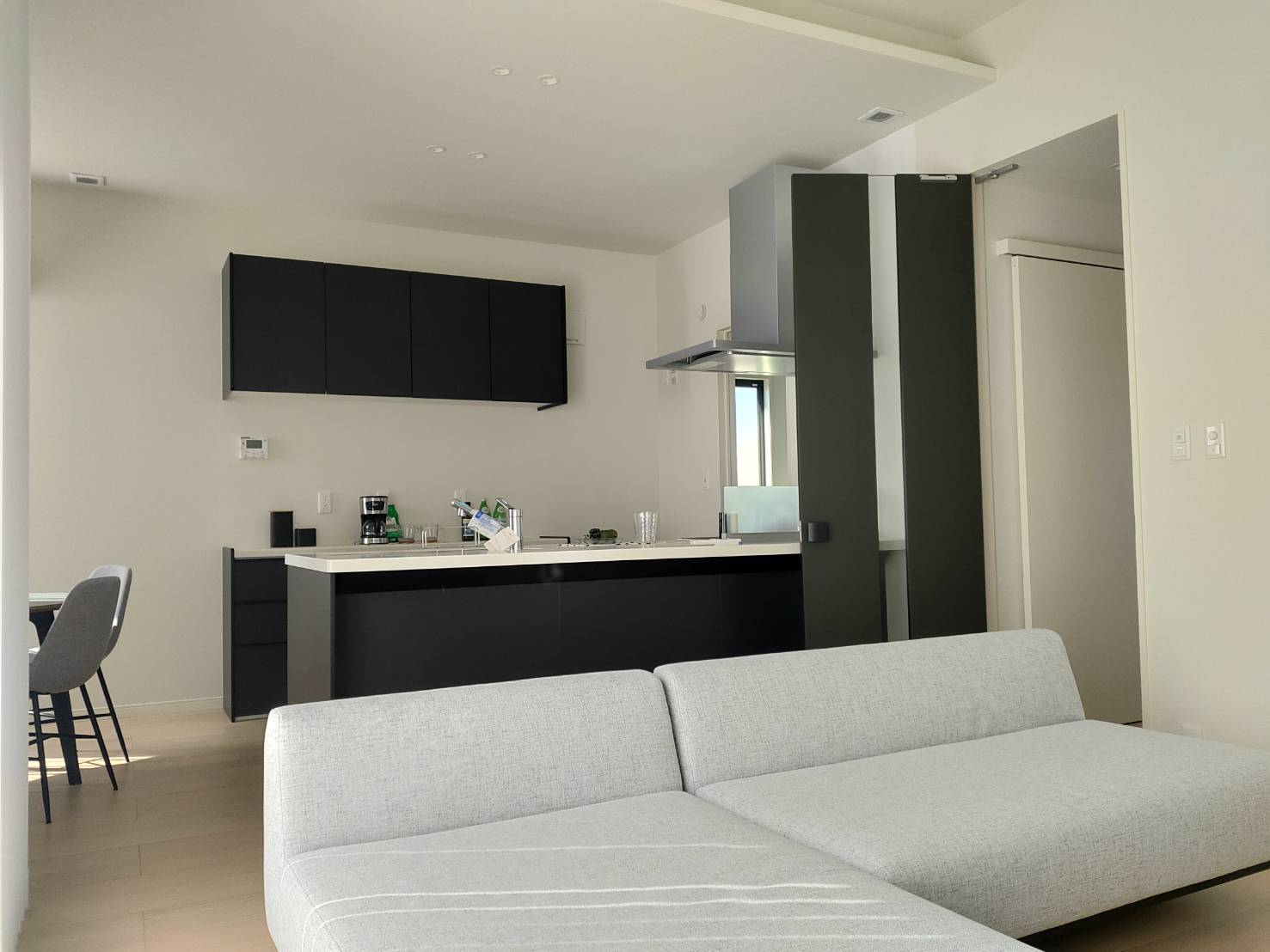 【ミサワホーム 金光町占見新田 2号棟】未入居 3mの高天井と家事ラク動線。家具・エアコン付で始める安心の新生活!